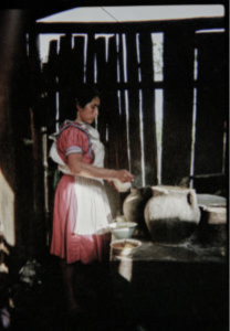 “Cocina” — Wan spiljel wa’elal ja jwatz Soyla / Doña Soyla está repartiendo la comida / Doña Soyla is serving out thefood. Armando Vásquez Morales, 1997. Tojolabal ethnic group.